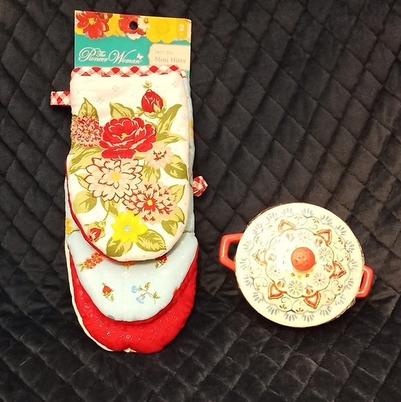 Pioneer Woman Mini Mitts and Casserole w lid - Picture 1 of 6